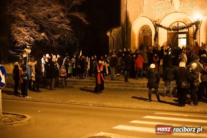 Zdjęcie w galerii na portalu naszraciborz.pl: Droga Krzyżowa raciborskich parafii. Setki wiernych spotkało się w kościele jubileuszowym Roku Miłosierdzia przy Warszawskiej wiadomości z regionu