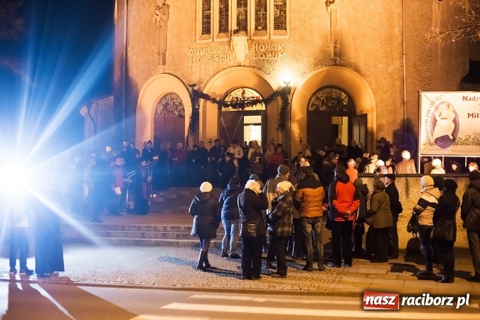 Zdjęcie w galerii na portalu naszraciborz.pl: Droga Krzyżowa raciborskich parafii. Setki wiernych spotkało się w kościele jubileuszowym Roku Miłosierdzia przy Warszawskiej wiadomości z regionu
