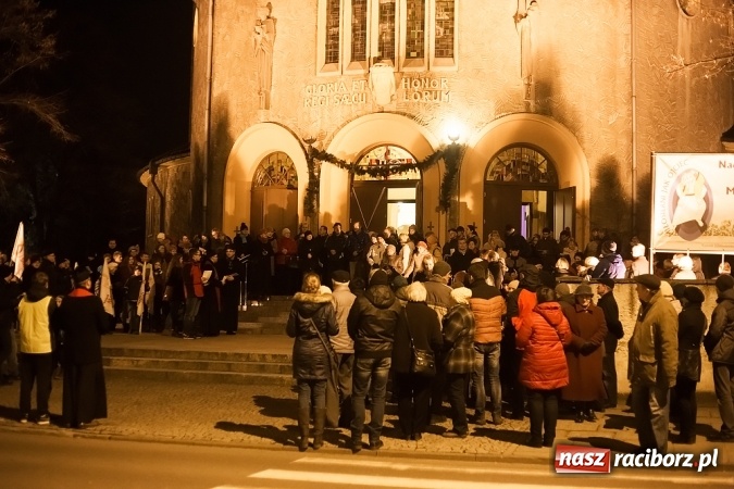 Zdjęcie w galerii na portalu naszraciborz.pl: Droga Krzyżowa raciborskich parafii. Setki wiernych spotkało się w kościele jubileuszowym Roku Miłosierdzia przy Warszawskiej wiadomości z regionu