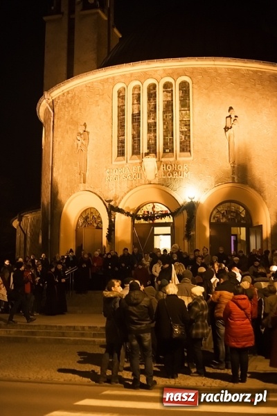Zdjęcie w galerii na portalu naszraciborz.pl: Droga Krzyżowa raciborskich parafii. Setki wiernych spotkało się w kościele jubileuszowym Roku Miłosierdzia przy Warszawskiej wiadomości z regionu