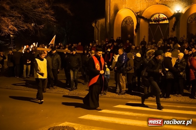 Zdjęcie w galerii na portalu naszraciborz.pl: Droga Krzyżowa raciborskich parafii. Setki wiernych spotkało się w kościele jubileuszowym Roku Miłosierdzia przy Warszawskiej wiadomości z regionu