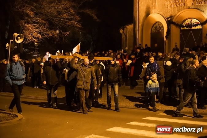 Zdjęcie w galerii na portalu naszraciborz.pl: Droga Krzyżowa raciborskich parafii. Setki wiernych spotkało się w kościele jubileuszowym Roku Miłosierdzia przy Warszawskiej wiadomości z regionu