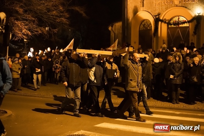 Zdjęcie w galerii na portalu naszraciborz.pl: Droga Krzyżowa raciborskich parafii. Setki wiernych spotkało się w kościele jubileuszowym Roku Miłosierdzia przy Warszawskiej wiadomości z regionu
