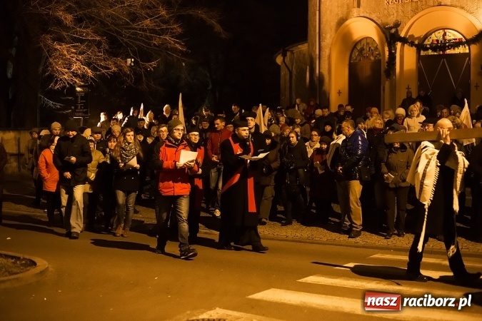 Zdjęcie w galerii na portalu naszraciborz.pl: Droga Krzyżowa raciborskich parafii. Setki wiernych spotkało się w kościele jubileuszowym Roku Miłosierdzia przy Warszawskiej wiadomości z regionu