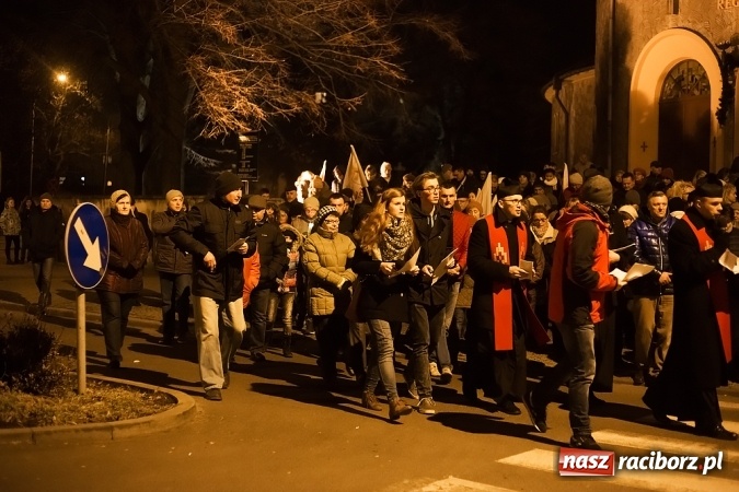 Zdjęcie w galerii na portalu naszraciborz.pl: Droga Krzyżowa raciborskich parafii. Setki wiernych spotkało się w kościele jubileuszowym Roku Miłosierdzia przy Warszawskiej wiadomości z regionu