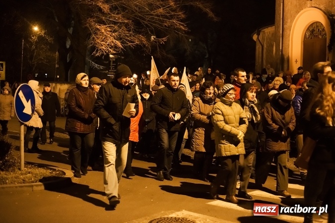 Zdjęcie w galerii na portalu naszraciborz.pl: Droga Krzyżowa raciborskich parafii. Setki wiernych spotkało się w kościele jubileuszowym Roku Miłosierdzia przy Warszawskiej wiadomości z regionu