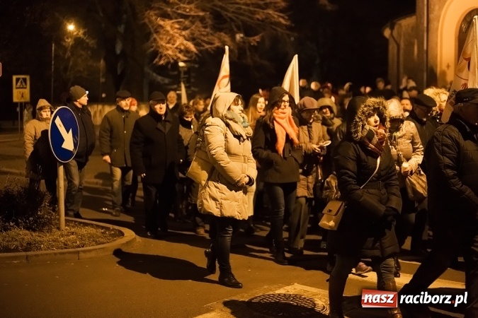 Zdjęcie w galerii na portalu naszraciborz.pl: Droga Krzyżowa raciborskich parafii. Setki wiernych spotkało się w kościele jubileuszowym Roku Miłosierdzia przy Warszawskiej wiadomości z regionu
