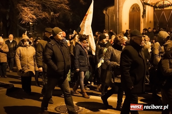 Zdjęcie w galerii na portalu naszraciborz.pl: Droga Krzyżowa raciborskich parafii. Setki wiernych spotkało się w kościele jubileuszowym Roku Miłosierdzia przy Warszawskiej wiadomości z regionu