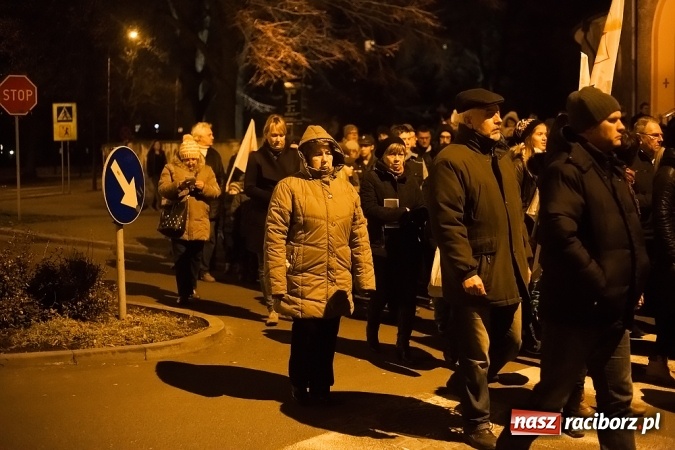Zdjęcie w galerii na portalu naszraciborz.pl: Droga Krzyżowa raciborskich parafii. Setki wiernych spotkało się w kościele jubileuszowym Roku Miłosierdzia przy Warszawskiej wiadomości z regionu