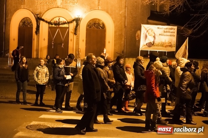 Zdjęcie w galerii na portalu naszraciborz.pl: Droga Krzyżowa raciborskich parafii. Setki wiernych spotkało się w kościele jubileuszowym Roku Miłosierdzia przy Warszawskiej wiadomości z regionu