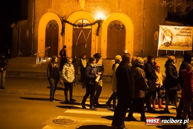 Zdjęcie w galerii na portalu naszraciborz.pl: Droga Krzyżowa raciborskich parafii. Setki wiernych spotkało się w kościele jubileuszowym Roku Miłosierdzia przy Warszawskiej wiadomości z regionu