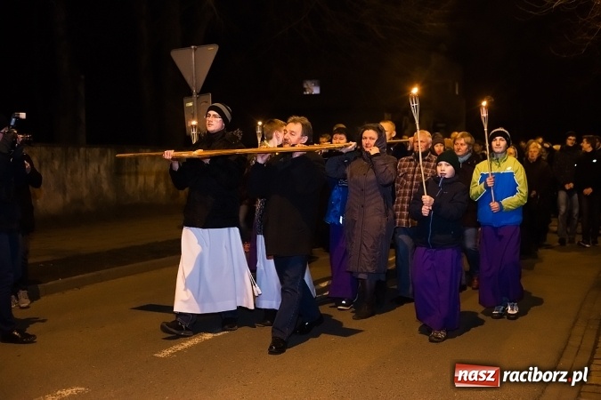 Zdjęcie w galerii na portalu naszraciborz.pl: Droga Krzyżowa raciborskich parafii. Setki wiernych spotkało się w kościele jubileuszowym Roku Miłosierdzia przy Warszawskiej wiadomości z regionu