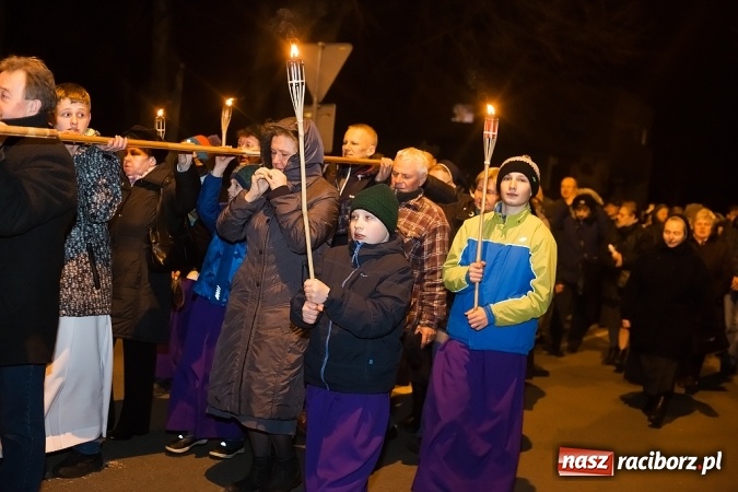 Zdjęcie w galerii na portalu naszraciborz.pl: Droga Krzyżowa raciborskich parafii. Setki wiernych spotkało się w kościele jubileuszowym Roku Miłosierdzia przy Warszawskiej wiadomości z regionu
