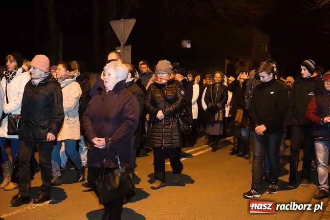 Zdjęcie w galerii na portalu naszraciborz.pl: Droga Krzyżowa raciborskich parafii. Setki wiernych spotkało się w kościele jubileuszowym Roku Miłosierdzia przy Warszawskiej wiadomości z regionu
