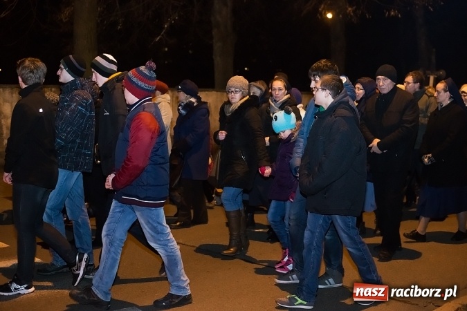 Zdjęcie w galerii na portalu naszraciborz.pl: Droga Krzyżowa raciborskich parafii. Setki wiernych spotkało się w kościele jubileuszowym Roku Miłosierdzia przy Warszawskiej wiadomości z regionu