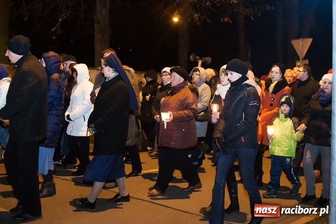 Zdjęcie w galerii na portalu naszraciborz.pl: Droga Krzyżowa raciborskich parafii. Setki wiernych spotkało się w kościele jubileuszowym Roku Miłosierdzia przy Warszawskiej wiadomości z regionu