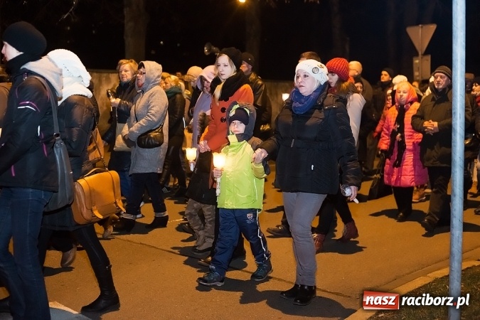 Zdjęcie w galerii na portalu naszraciborz.pl: Droga Krzyżowa raciborskich parafii. Setki wiernych spotkało się w kościele jubileuszowym Roku Miłosierdzia przy Warszawskiej wiadomości z regionu