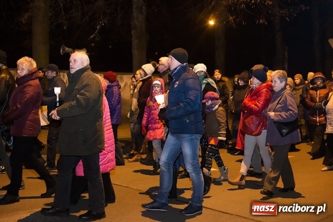 Zdjęcie w galerii na portalu naszraciborz.pl: Droga Krzyżowa raciborskich parafii. Setki wiernych spotkało się w kościele jubileuszowym Roku Miłosierdzia przy Warszawskiej wiadomości z regionu