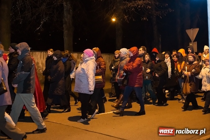 Zdjęcie w galerii na portalu naszraciborz.pl: Droga Krzyżowa raciborskich parafii. Setki wiernych spotkało się w kościele jubileuszowym Roku Miłosierdzia przy Warszawskiej wiadomości z regionu