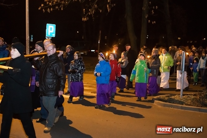 Zdjęcie w galerii na portalu naszraciborz.pl: Droga Krzyżowa raciborskich parafii. Setki wiernych spotkało się w kościele jubileuszowym Roku Miłosierdzia przy Warszawskiej wiadomości z regionu