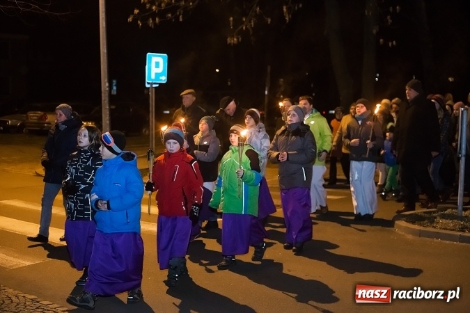 Zdjęcie w galerii na portalu naszraciborz.pl: Droga Krzyżowa raciborskich parafii. Setki wiernych spotkało się w kościele jubileuszowym Roku Miłosierdzia przy Warszawskiej wiadomości z regionu