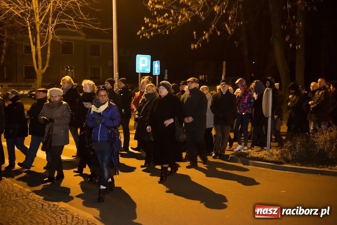 Zdjęcie w galerii na portalu naszraciborz.pl: Droga Krzyżowa raciborskich parafii. Setki wiernych spotkało się w kościele jubileuszowym Roku Miłosierdzia przy Warszawskiej wiadomości z regionu