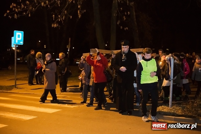 Zdjęcie w galerii na portalu naszraciborz.pl: Droga Krzyżowa raciborskich parafii. Setki wiernych spotkało się w kościele jubileuszowym Roku Miłosierdzia przy Warszawskiej wiadomości z regionu