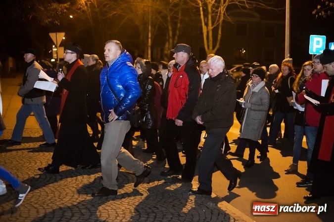Zdjęcie w galerii na portalu naszraciborz.pl: Droga Krzyżowa raciborskich parafii. Setki wiernych spotkało się w kościele jubileuszowym Roku Miłosierdzia przy Warszawskiej wiadomości z regionu