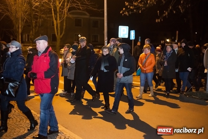 Zdjęcie w galerii na portalu naszraciborz.pl: Droga Krzyżowa raciborskich parafii. Setki wiernych spotkało się w kościele jubileuszowym Roku Miłosierdzia przy Warszawskiej wiadomości z regionu
