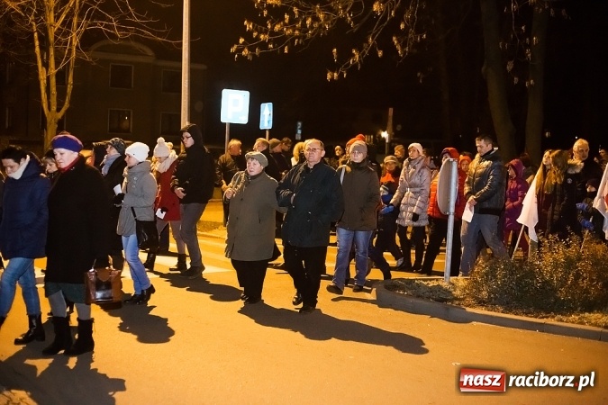 Zdjęcie w galerii na portalu naszraciborz.pl: Droga Krzyżowa raciborskich parafii. Setki wiernych spotkało się w kościele jubileuszowym Roku Miłosierdzia przy Warszawskiej wiadomości z regionu