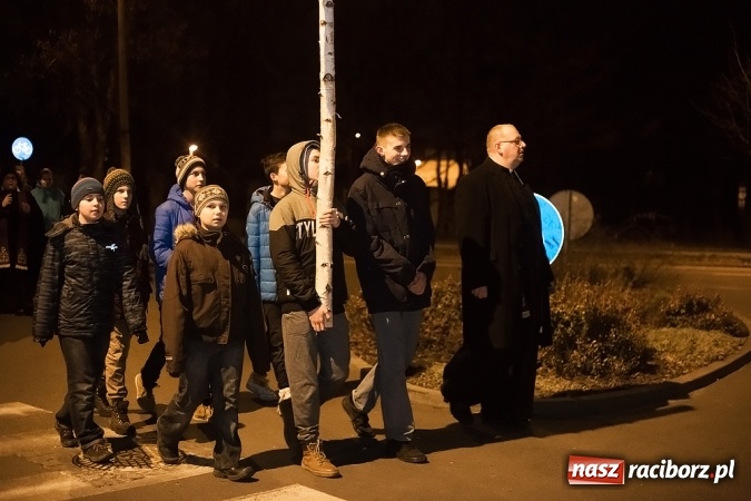 Zdjęcie w galerii na portalu naszraciborz.pl: Droga Krzyżowa raciborskich parafii. Setki wiernych spotkało się w kościele jubileuszowym Roku Miłosierdzia przy Warszawskiej wiadomości z regionu