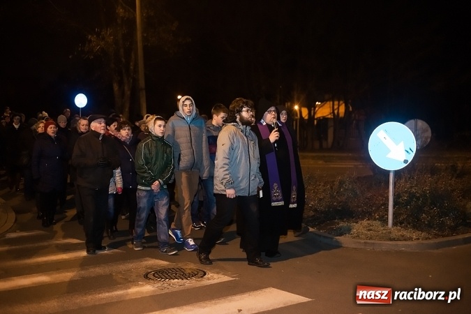 Zdjęcie w galerii na portalu naszraciborz.pl: Droga Krzyżowa raciborskich parafii. Setki wiernych spotkało się w kościele jubileuszowym Roku Miłosierdzia przy Warszawskiej wiadomości z regionu