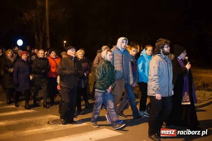 Zdjęcie w galerii na portalu naszraciborz.pl: Droga Krzyżowa raciborskich parafii. Setki wiernych spotkało się w kościele jubileuszowym Roku Miłosierdzia przy Warszawskiej wiadomości z regionu