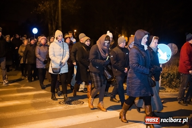 Zdjęcie w galerii na portalu naszraciborz.pl: Droga Krzyżowa raciborskich parafii. Setki wiernych spotkało się w kościele jubileuszowym Roku Miłosierdzia przy Warszawskiej wiadomości z regionu