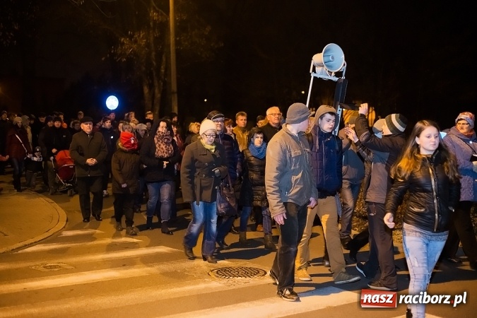 Zdjęcie w galerii na portalu naszraciborz.pl: Droga Krzyżowa raciborskich parafii. Setki wiernych spotkało się w kościele jubileuszowym Roku Miłosierdzia przy Warszawskiej wiadomości z regionu