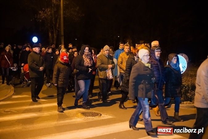 Zdjęcie w galerii na portalu naszraciborz.pl: Droga Krzyżowa raciborskich parafii. Setki wiernych spotkało się w kościele jubileuszowym Roku Miłosierdzia przy Warszawskiej wiadomości z regionu