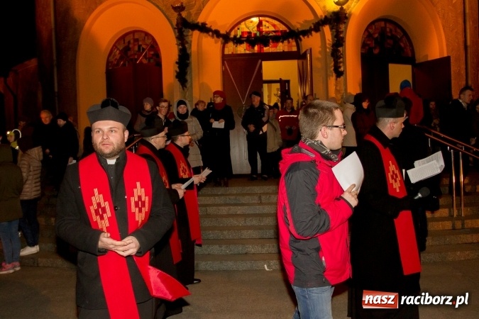 Zdjęcie w galerii na portalu naszraciborz.pl: Droga Krzyżowa raciborskich parafii. Setki wiernych spotkało się w kościele jubileuszowym Roku Miłosierdzia przy Warszawskiej wiadomości z regionu