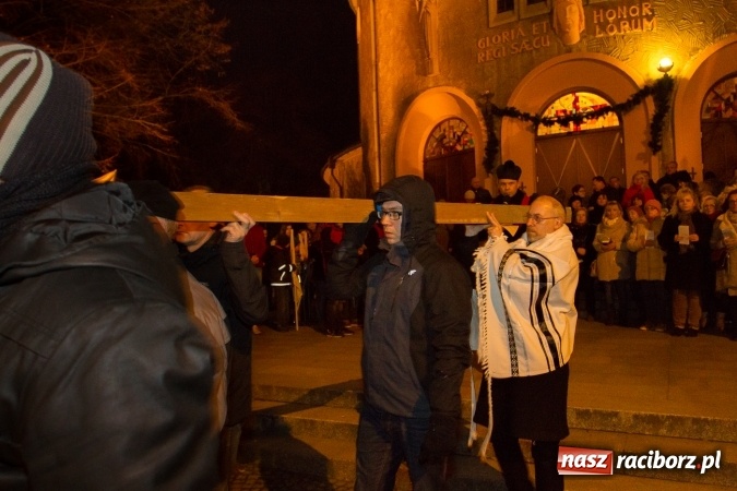 Zdjęcie w galerii na portalu naszraciborz.pl: Droga Krzyżowa raciborskich parafii. Setki wiernych spotkało się w kościele jubileuszowym Roku Miłosierdzia przy Warszawskiej wiadomości z regionu