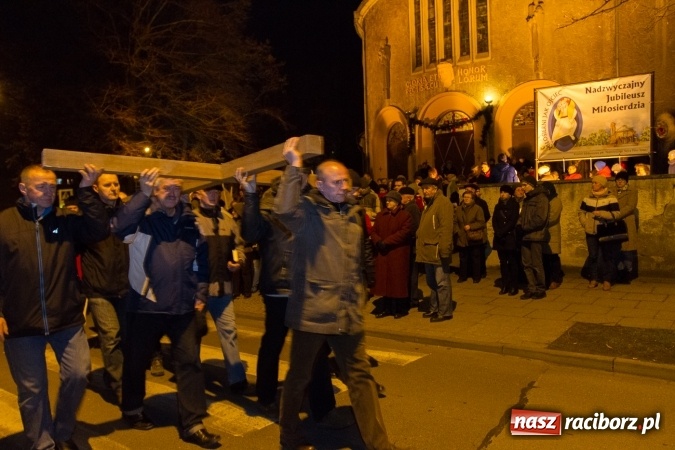Zdjęcie w galerii na portalu naszraciborz.pl: Droga Krzyżowa raciborskich parafii. Setki wiernych spotkało się w kościele jubileuszowym Roku Miłosierdzia przy Warszawskiej wiadomości z regionu
