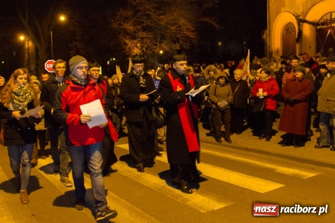 Zdjęcie w galerii na portalu naszraciborz.pl: Droga Krzyżowa raciborskich parafii. Setki wiernych spotkało się w kościele jubileuszowym Roku Miłosierdzia przy Warszawskiej wiadomości z regionu