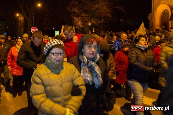 Zdjęcie w galerii na portalu naszraciborz.pl: Droga Krzyżowa raciborskich parafii. Setki wiernych spotkało się w kościele jubileuszowym Roku Miłosierdzia przy Warszawskiej wiadomości z regionu