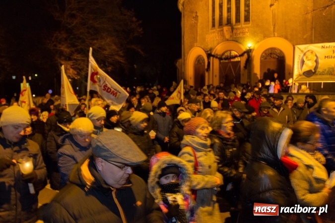 Zdjęcie w galerii na portalu naszraciborz.pl: Droga Krzyżowa raciborskich parafii. Setki wiernych spotkało się w kościele jubileuszowym Roku Miłosierdzia przy Warszawskiej wiadomości z regionu