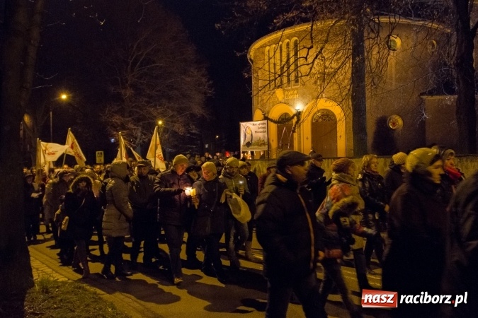 Zdjęcie w galerii na portalu naszraciborz.pl: Droga Krzyżowa raciborskich parafii. Setki wiernych spotkało się w kościele jubileuszowym Roku Miłosierdzia przy Warszawskiej wiadomości z regionu