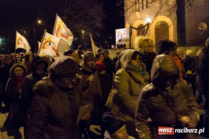 Zdjęcie w galerii na portalu naszraciborz.pl: Droga Krzyżowa raciborskich parafii. Setki wiernych spotkało się w kościele jubileuszowym Roku Miłosierdzia przy Warszawskiej wiadomości z regionu