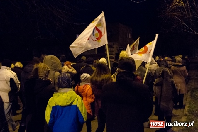 Zdjęcie w galerii na portalu naszraciborz.pl: Droga Krzyżowa raciborskich parafii. Setki wiernych spotkało się w kościele jubileuszowym Roku Miłosierdzia przy Warszawskiej wiadomości z regionu