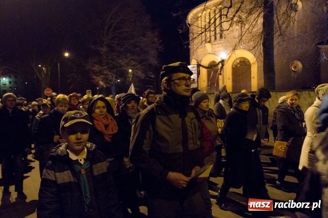 Zdjęcie w galerii na portalu naszraciborz.pl: Droga Krzyżowa raciborskich parafii. Setki wiernych spotkało się w kościele jubileuszowym Roku Miłosierdzia przy Warszawskiej wiadomości z regionu