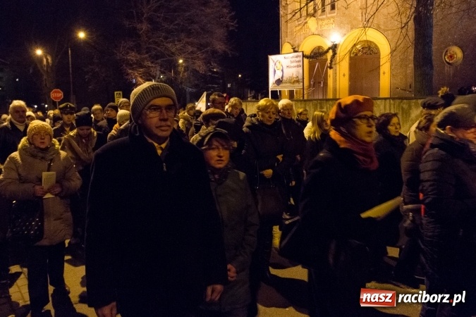 Zdjęcie w galerii na portalu naszraciborz.pl: Droga Krzyżowa raciborskich parafii. Setki wiernych spotkało się w kościele jubileuszowym Roku Miłosierdzia przy Warszawskiej wiadomości z regionu