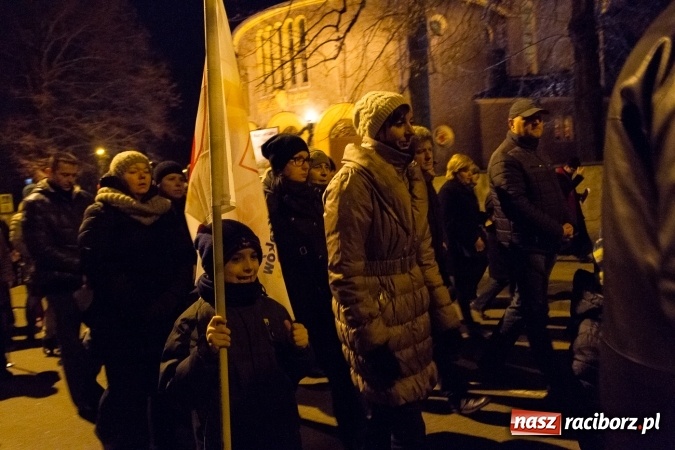 Zdjęcie w galerii na portalu naszraciborz.pl: Droga Krzyżowa raciborskich parafii. Setki wiernych spotkało się w kościele jubileuszowym Roku Miłosierdzia przy Warszawskiej wiadomości z regionu