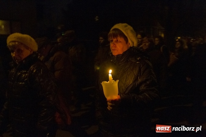 Zdjęcie w galerii na portalu naszraciborz.pl: Droga Krzyżowa raciborskich parafii. Setki wiernych spotkało się w kościele jubileuszowym Roku Miłosierdzia przy Warszawskiej wiadomości z regionu