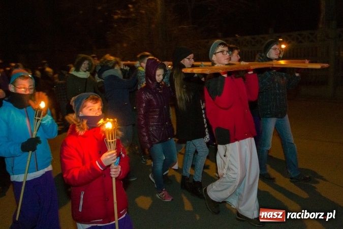 Zdjęcie w galerii na portalu naszraciborz.pl: Droga Krzyżowa raciborskich parafii. Setki wiernych spotkało się w kościele jubileuszowym Roku Miłosierdzia przy Warszawskiej wiadomości z regionu